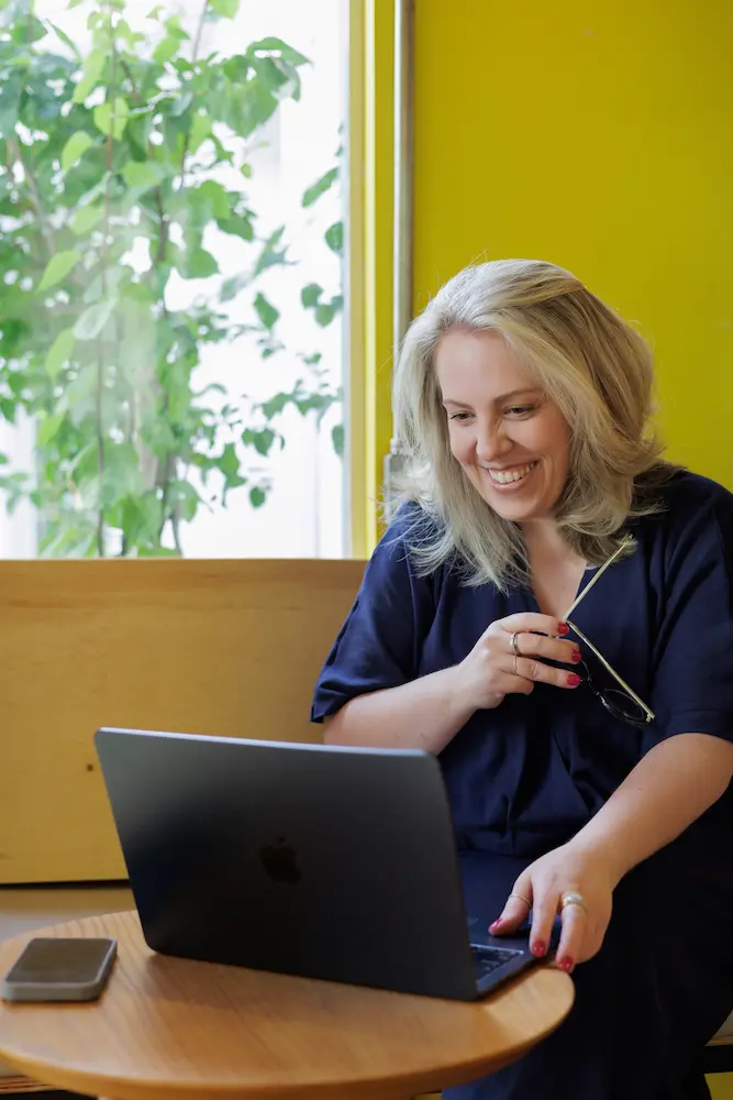 Atendimento psicológico online com Giselle Sauer — sessões por videoconferência para todo o Brasil